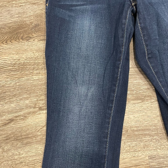Guess power curvy mid-wash jeans. mid rise, worn once or twice. - Picture 3 of 8